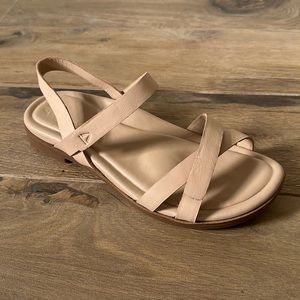New in box Abeo Kai sandals